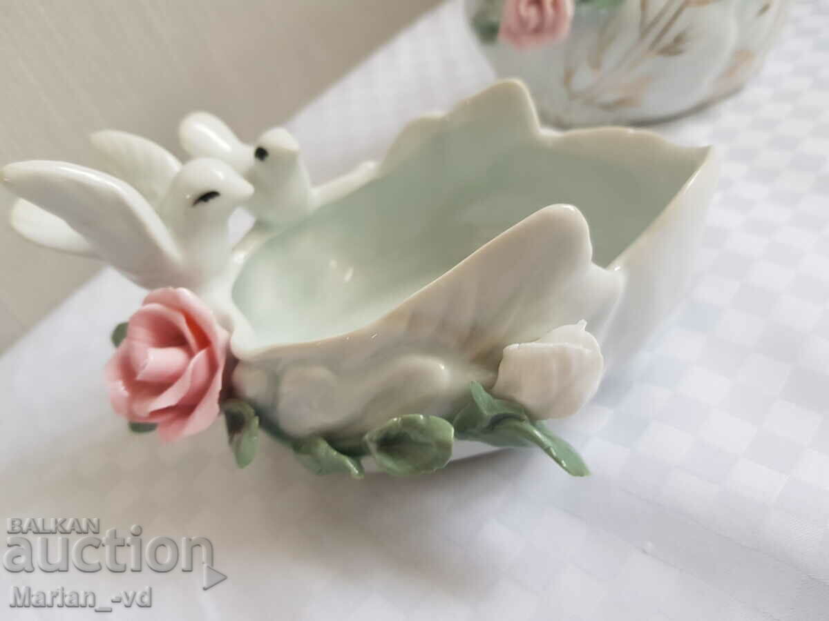 Licitație Două boluri din porțelan cu nuci