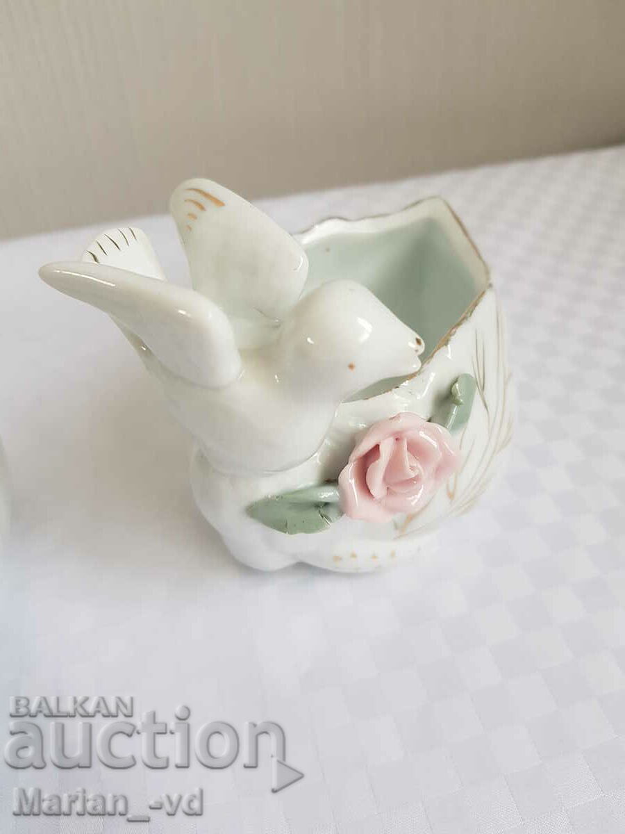 Livrarea Două boluri din porțelan cu nuci