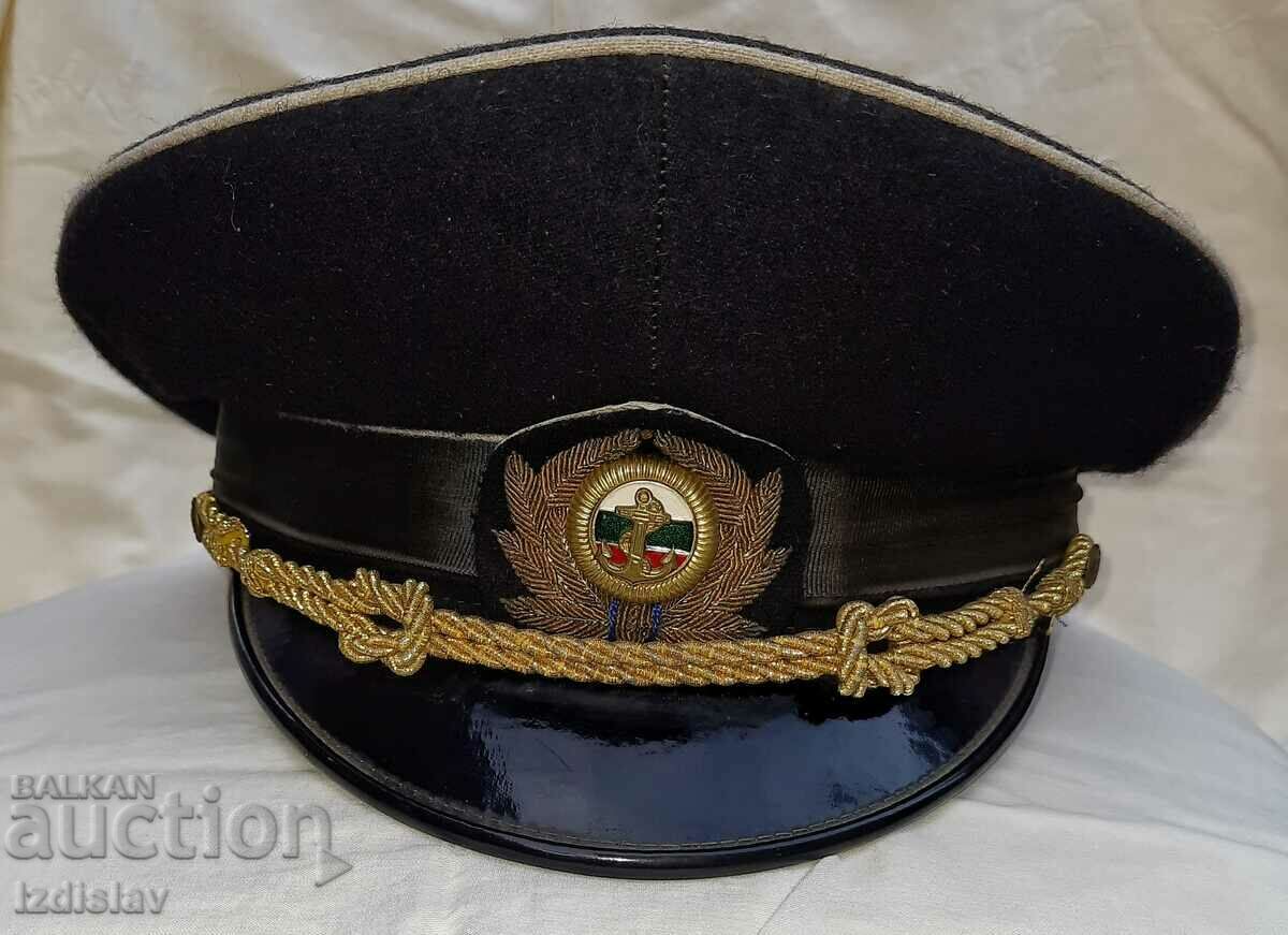 Офицерска военноморска шапка с кокарда.