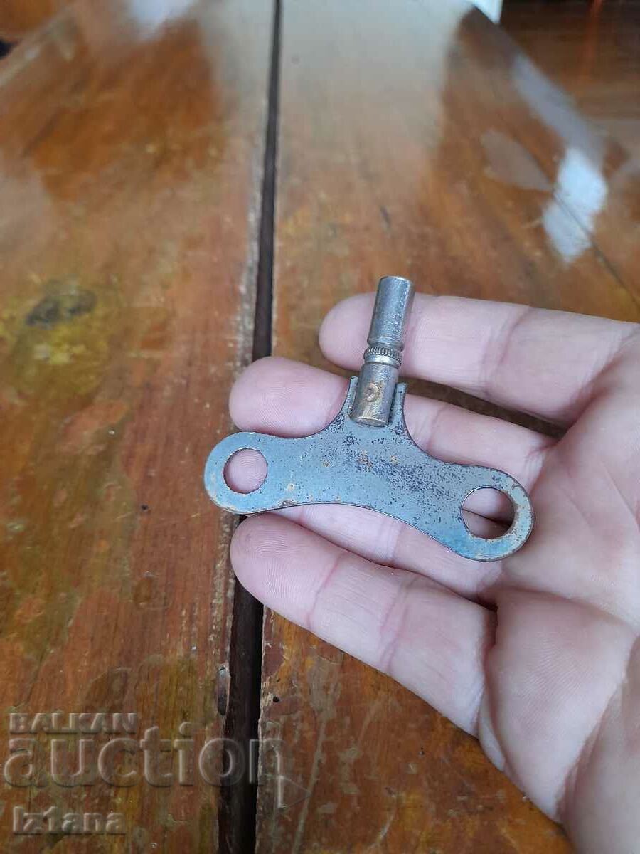 Old winding key with price 20.00 BGN | € 10.23 Old winding key with price 20.00 BGN | € 10.23