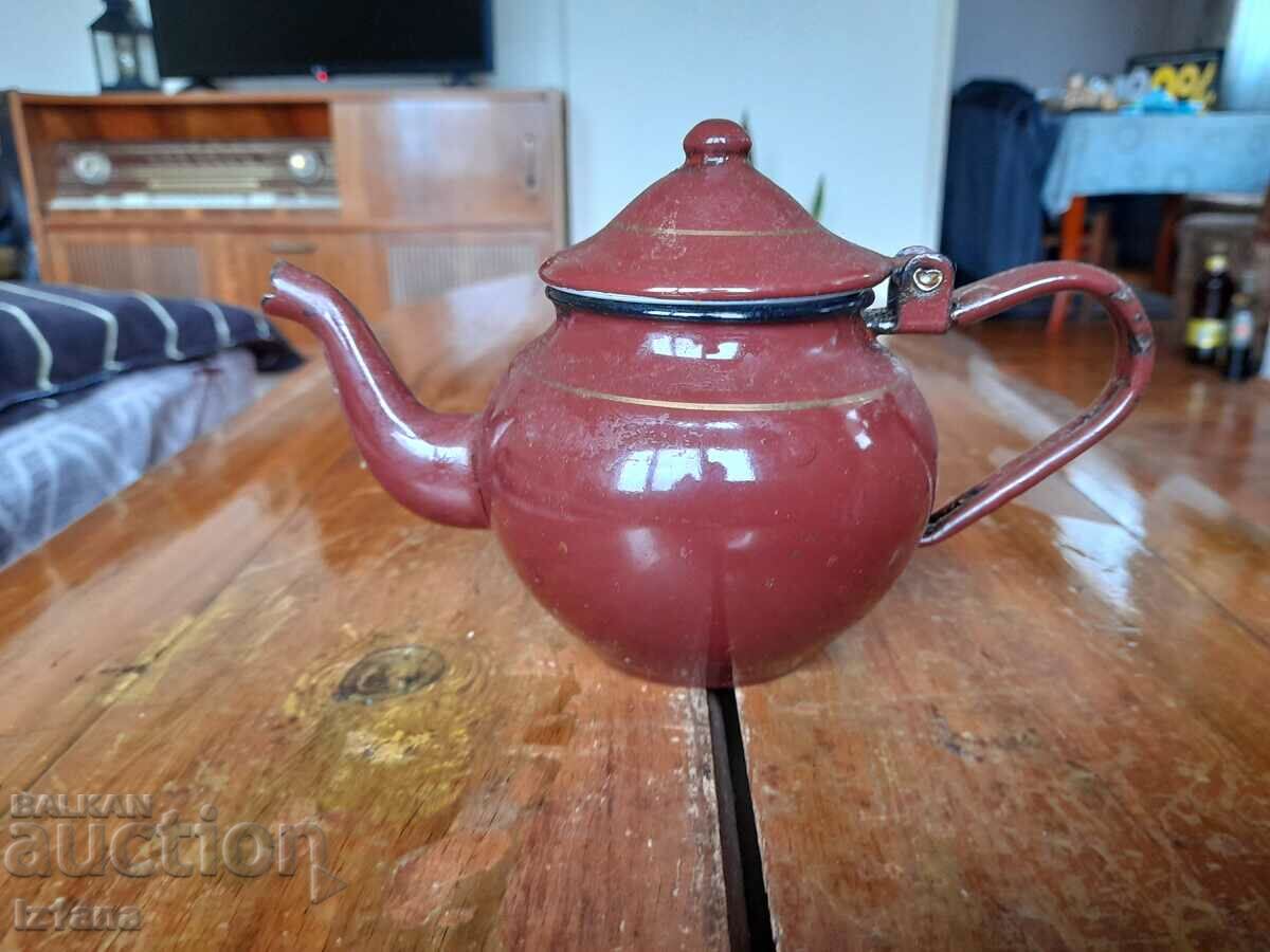 Стар емайлиран чайник