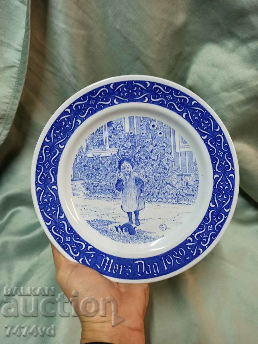 LIMITED PORCELAIN WALL PLATE
