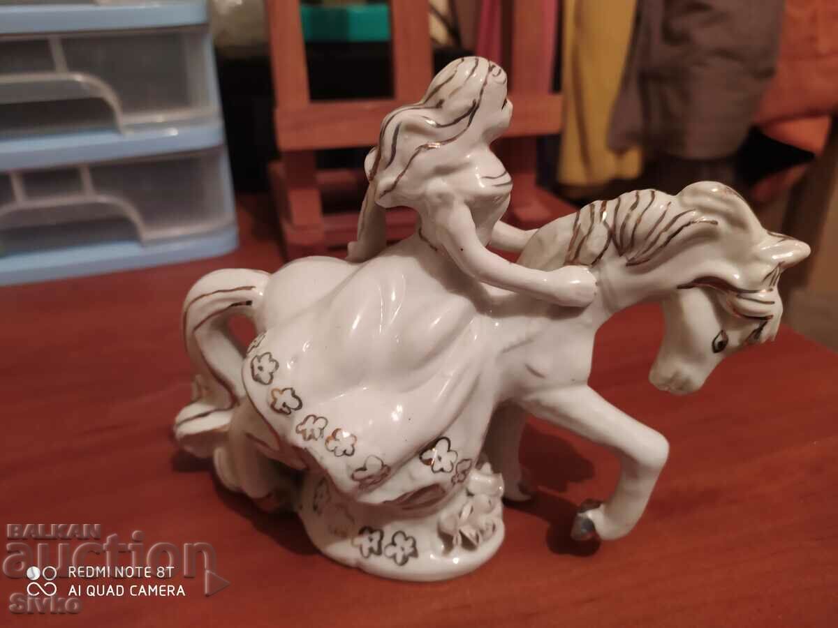 Figurină fetiță pe un porțelan de cal