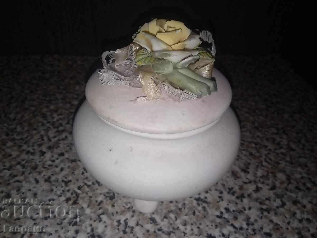 Auction A jewelry box Auction A jewelry box