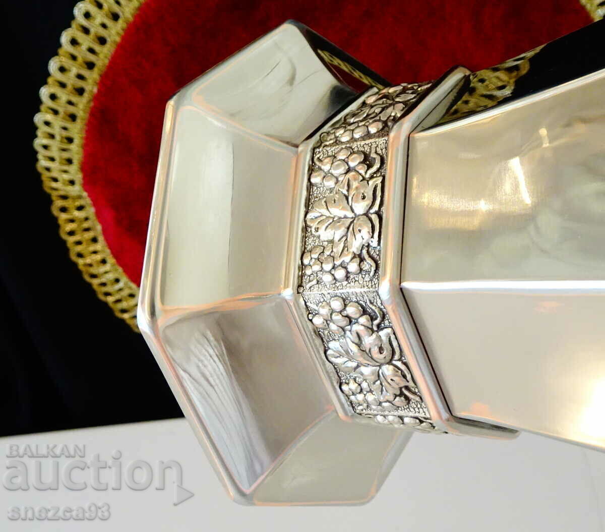 Delivery of Silver-plated copper vase 1.2 kg., 28 cm., vines, grapes. Delivery of Silver-plated copper vase 1.2 kg., 28 cm., vines, grapes.