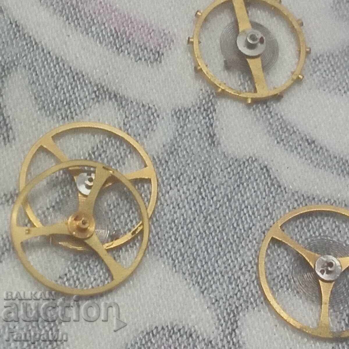 Clock balances Clock balances