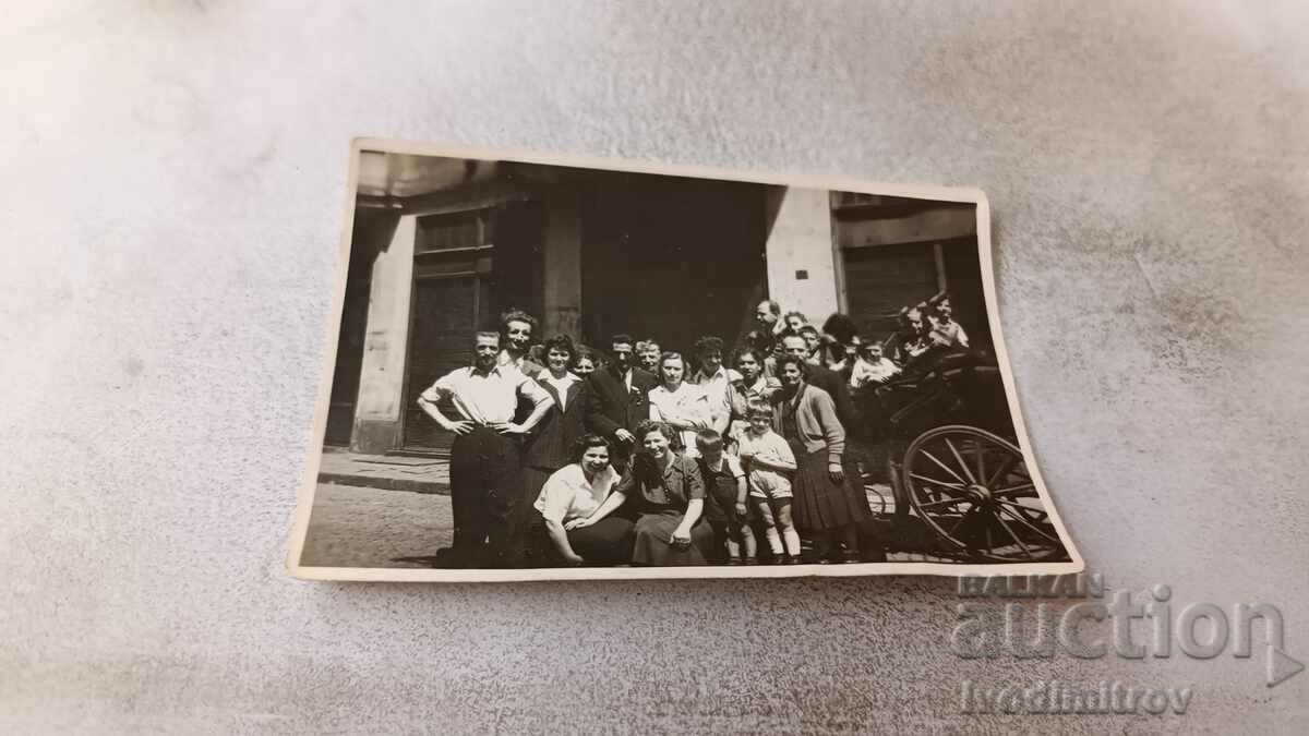 Φωτογραφία Σοφία Άνδρες, γυναίκες και παιδιά μπροστά από μια άμαξα στο δρόμο