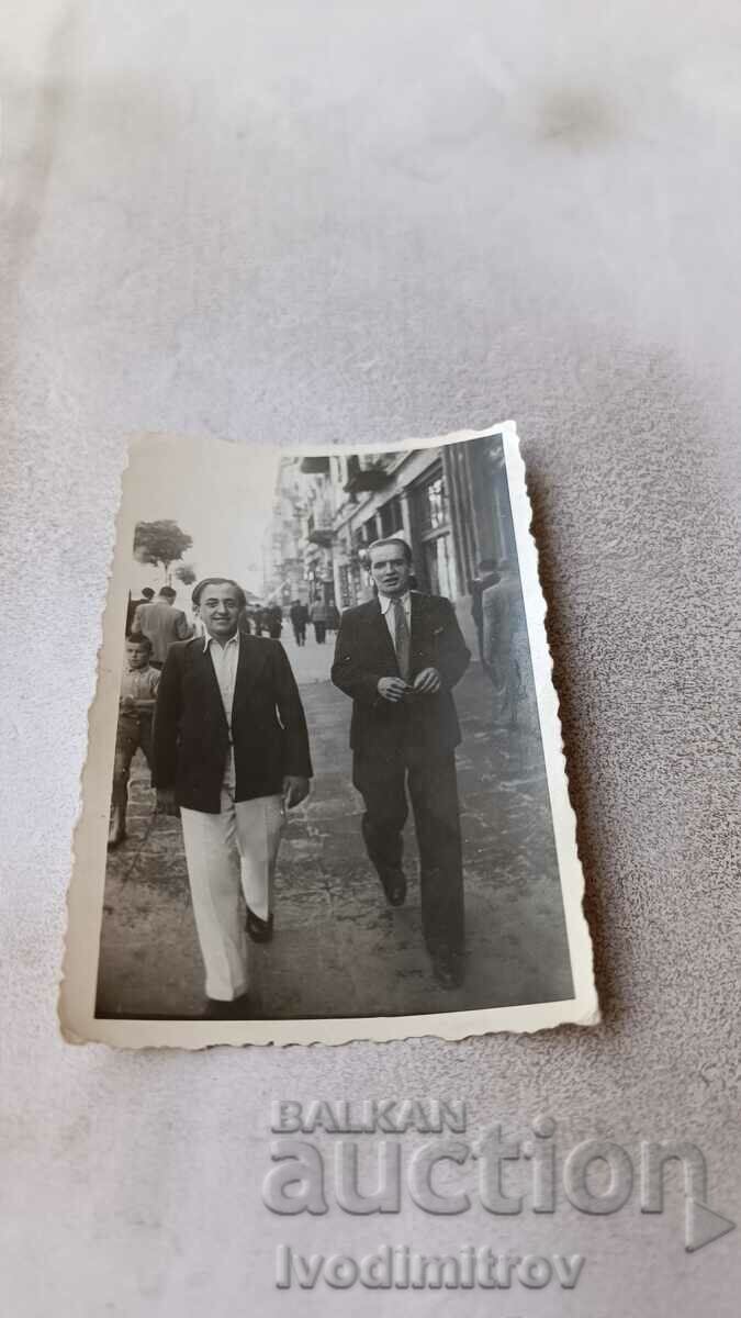 Снимка София Двама мъже на разходка