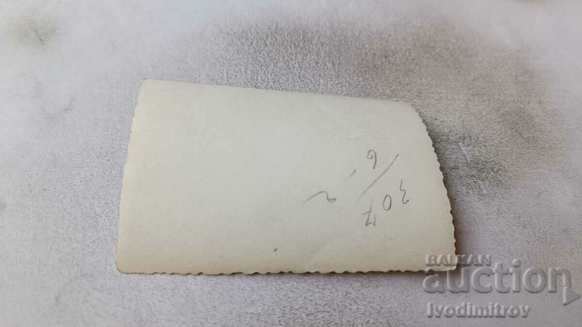 Φωτογραφία Σοφία Τρεις άντρες στο πεζοδρόμιο με τιμή 2.45 BGN | € 1.25 Φωτογραφία Σοφία Τρεις άντρες στο πεζοδρόμιο με τιμή 2.45 BGN | € 1.25