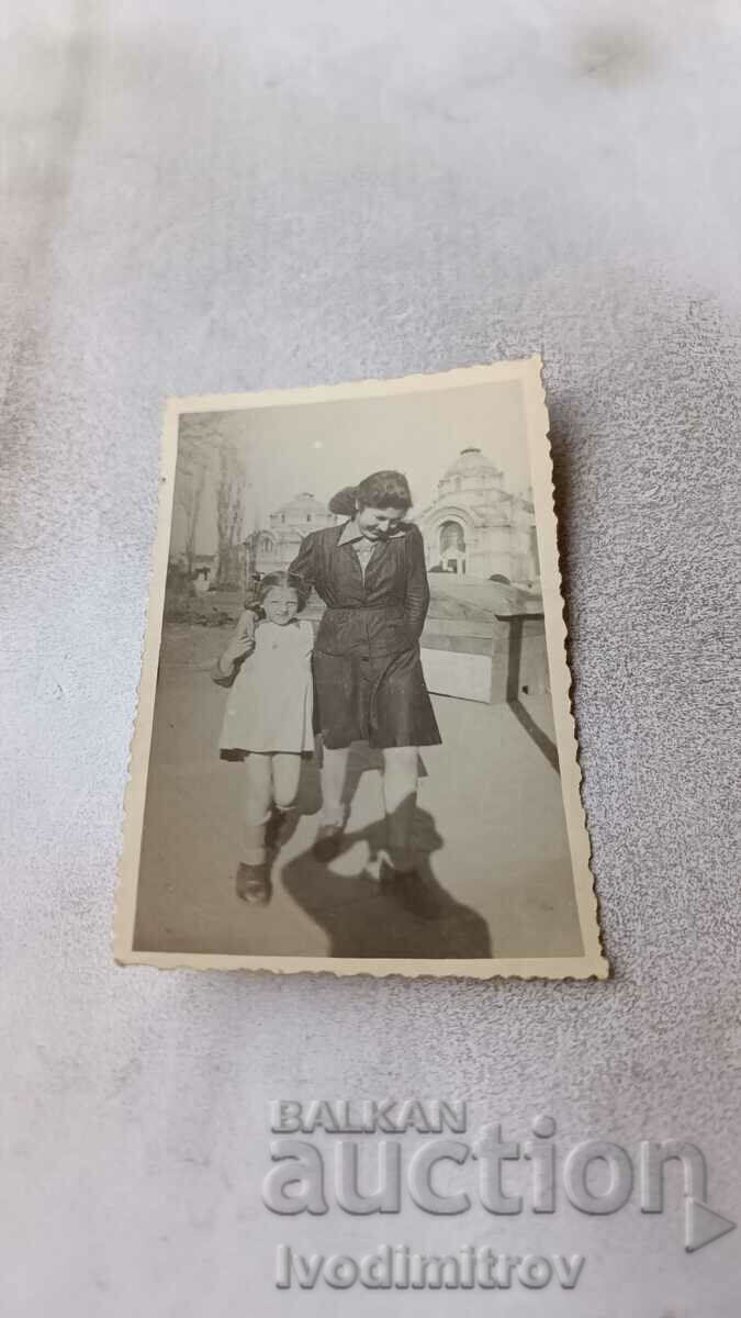 Φωτογραφία Σοφία Νεαρή γυναίκα και κορίτσι σε έναν περίπατο