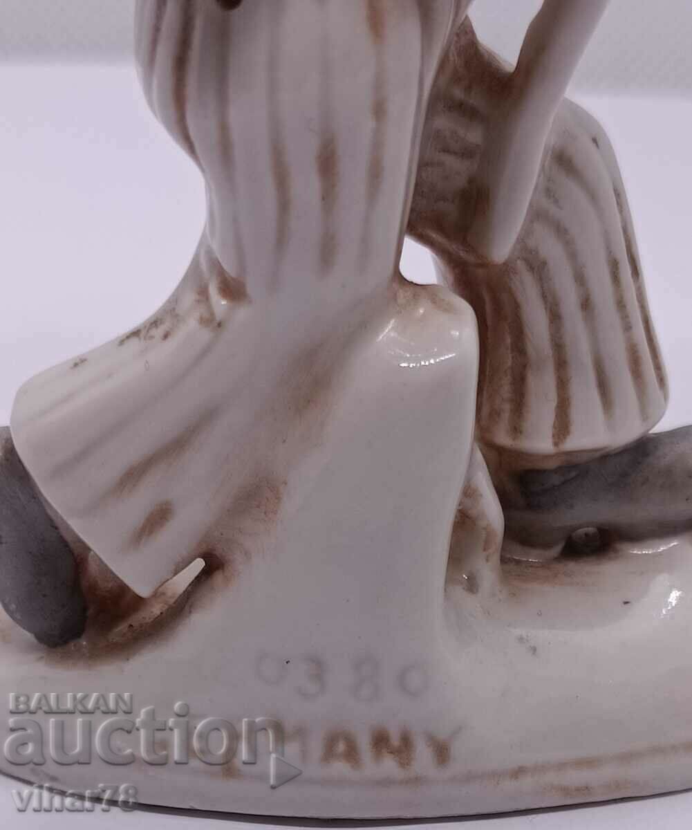 Стара Порцеланова фигура с цена 85.99 лв. | € 43.97 Стара Порцеланова фигура с цена 85.99 лв. | € 43.97