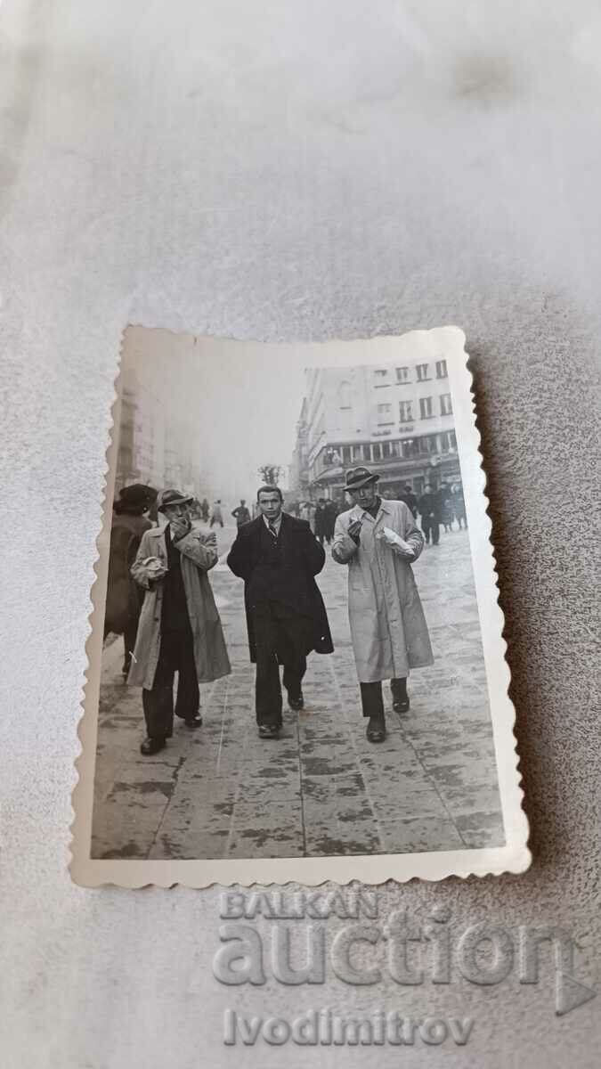 Foto Sofia Trei bărbați la plimbare