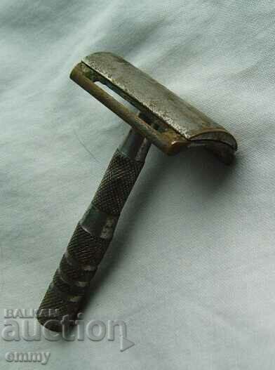 Old razor razor with shaving basin with price 20.00 BGN | € 10.23 Old razor razor with shaving basin with price 20.00 BGN | € 10.23