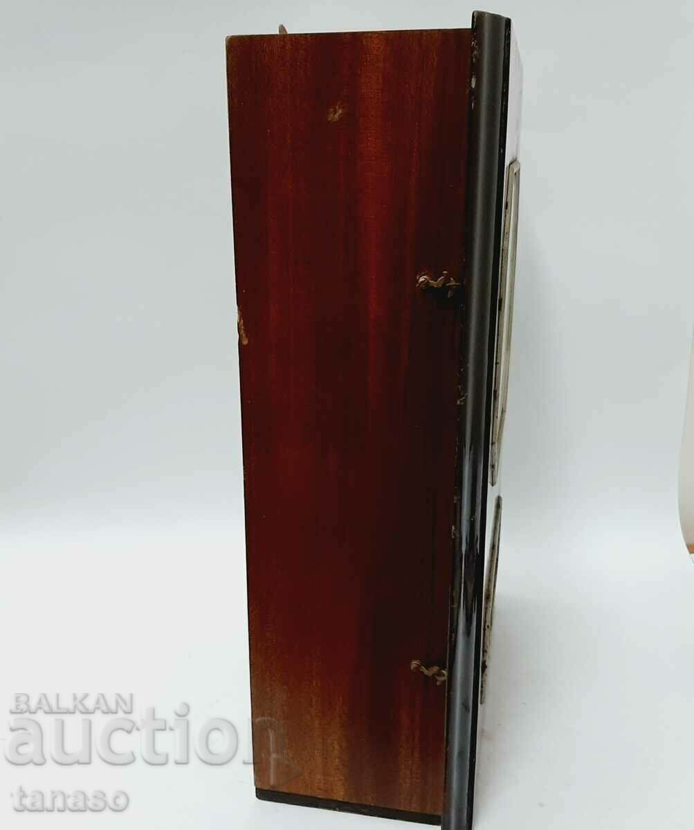 Auction WALL CLOCK AMBER WITH PENDULUM AND KEY(8.1) Auction WALL CLOCK AMBER WITH PENDULUM AND KEY(8.1)