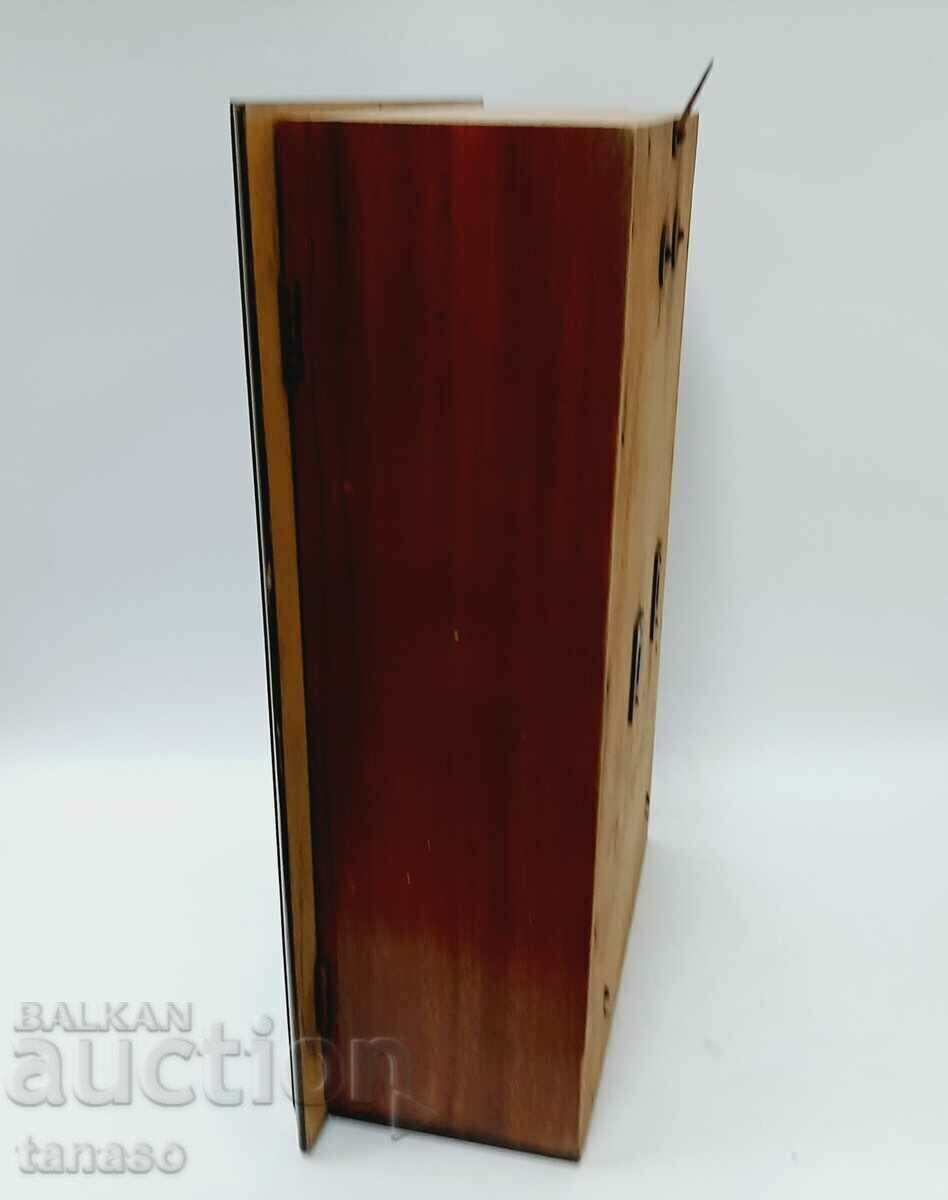 WALL CLOCK AMBER WITH PENDULUM AND KEY(8.1) - 5 WALL CLOCK AMBER WITH PENDULUM AND KEY(8.1) - 5