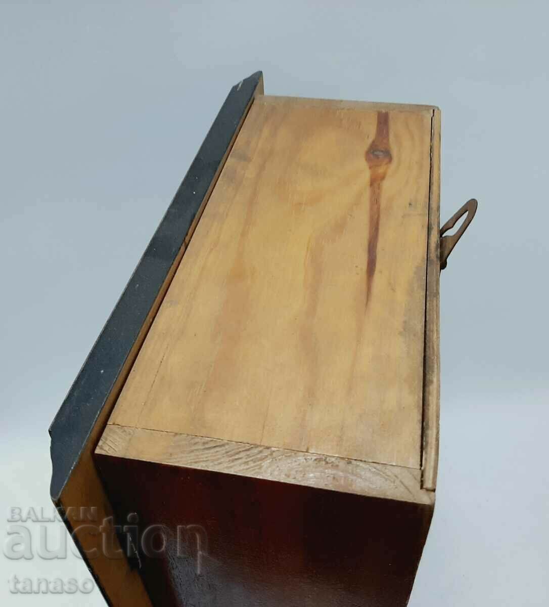 WALL CLOCK AMBER WITH PENDULUM AND KEY(8.1) - 6 WALL CLOCK AMBER WITH PENDULUM AND KEY(8.1) - 6