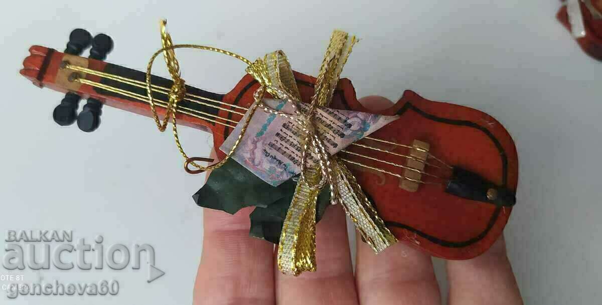 Delivery of Miniature violins for decoration Delivery of Miniature violins for decoration