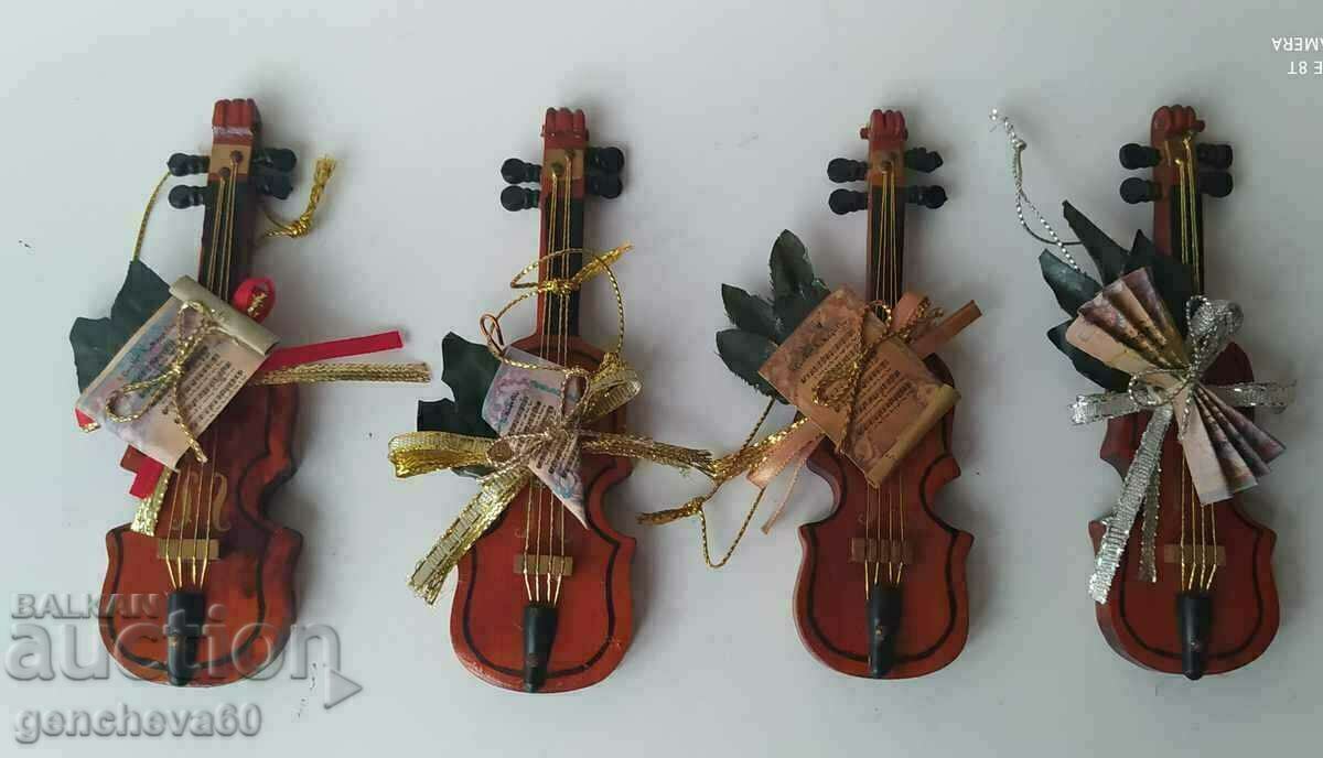 Miniature violins for decoration