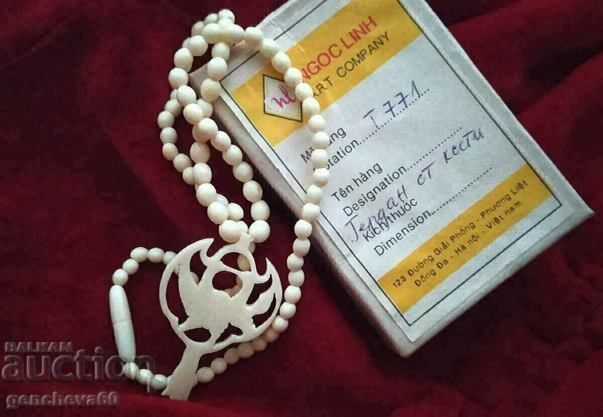 Auction  Beautiful delicate bone necklace