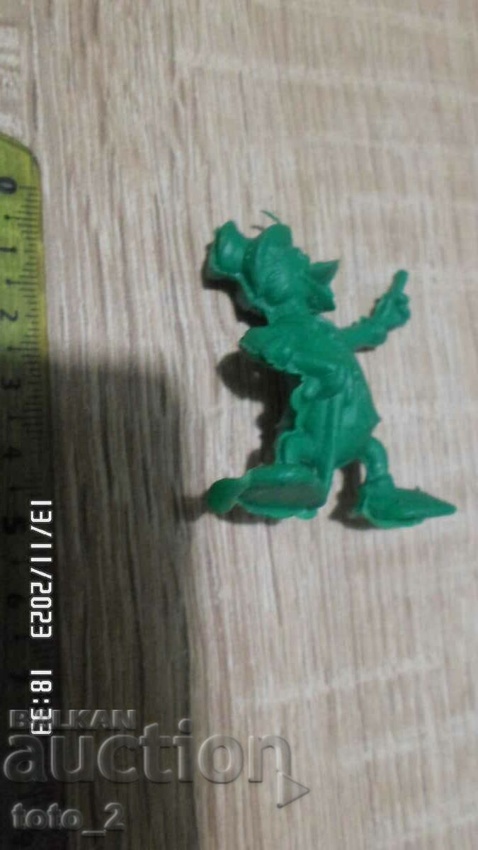 FIGURINE VECHE DE PLASTIC