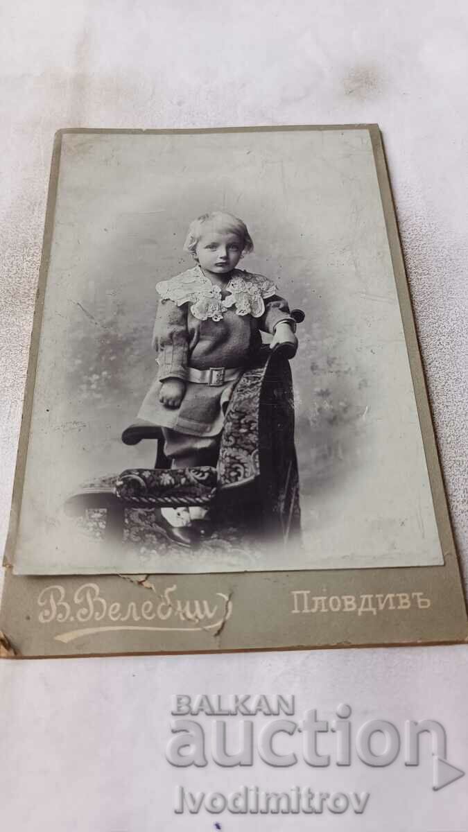 Photo Little girl sitting on a wooden chair Cardboard
