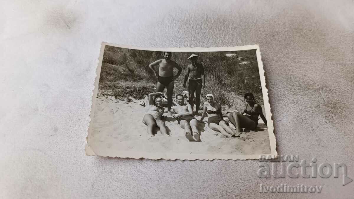 Φωτογραφία Στάλιν Νέοι άνδρες και γυναίκες στην παραλία 1954