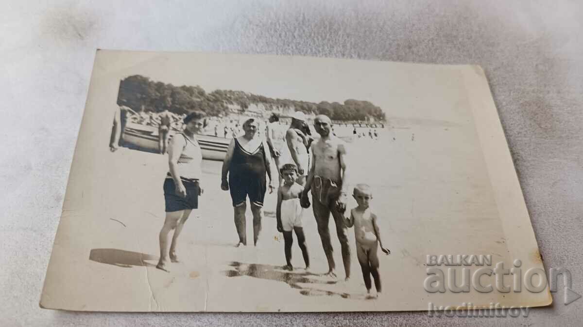 Φωτογραφία Βάρνα Άνδρας, γυναίκες και παιδιά με ρετρό μαγιό στην παραλία