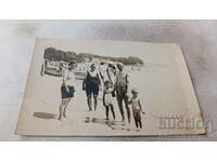 Φωτογραφία Βάρνα Άνδρας, γυναίκες και παιδιά με ρετρό μαγιό στην παραλία