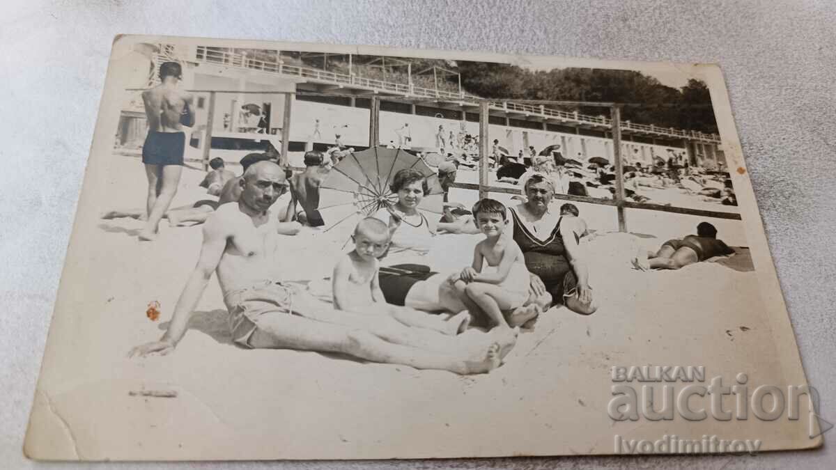 Photo Varna Man, women and children with retro swimsuits on the beach
