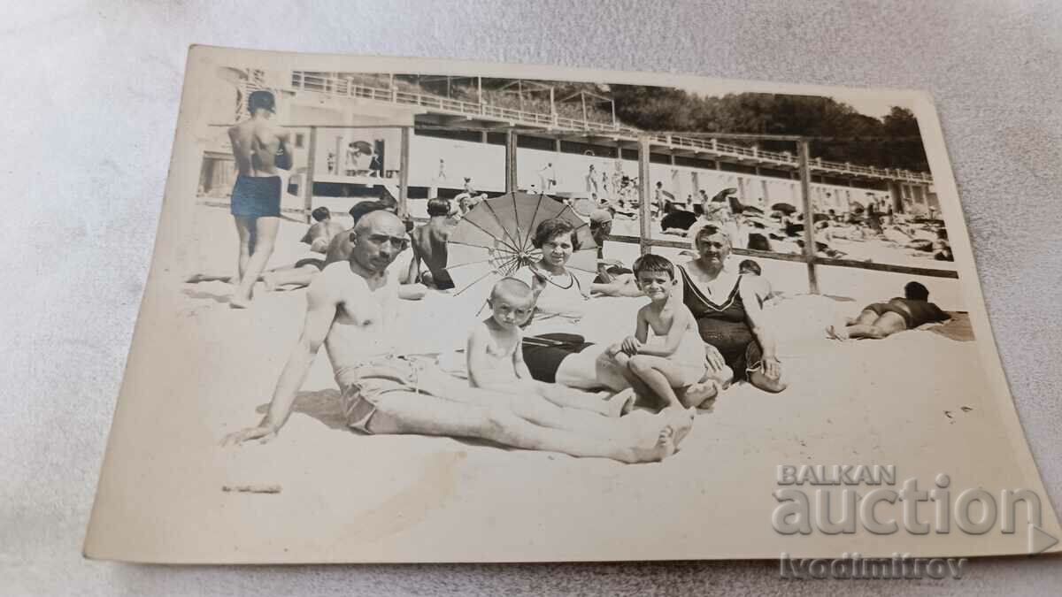 Photo Varna Man, women and children with retro swimsuits on the beach