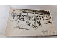 Fotografie Varna Bărbat, femei și copii cu costume de baie retro pe plajă