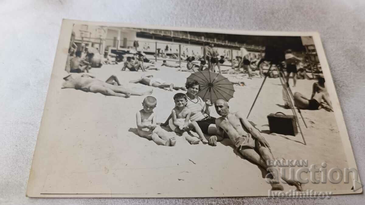 Φωτογραφία Βάρνα Ένας άνδρας, μια γυναίκα και δύο παιδιά με ρετρό μαγιό στην παραλία