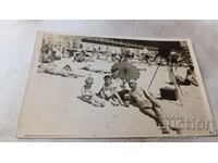 Φωτογραφία Βάρνα Ένας άνδρας, μια γυναίκα και δύο παιδιά με ρετρό μαγιό στην παραλία