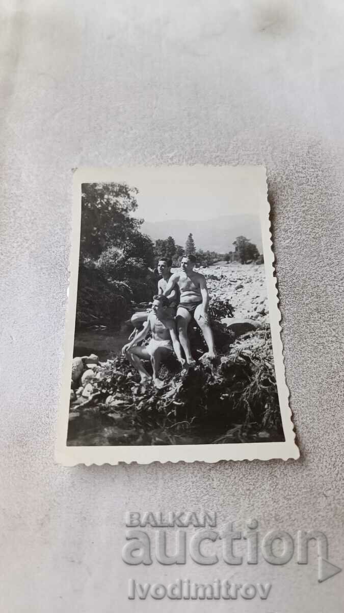 Fotografie Varshets Trei bărbați în costume de baie lângă râu 1956