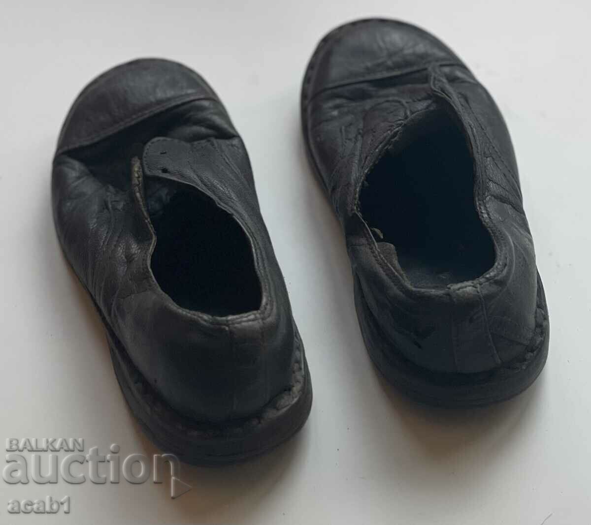 Παιδικά δερμάτινα παπούτσια από τη δεκαετία του '20 με τιμή 55.99 BGN | € 28.63 Παιδικά δερμάτινα παπούτσια από τη δεκαετία του '20 με τιμή 55.99 BGN | € 28.63