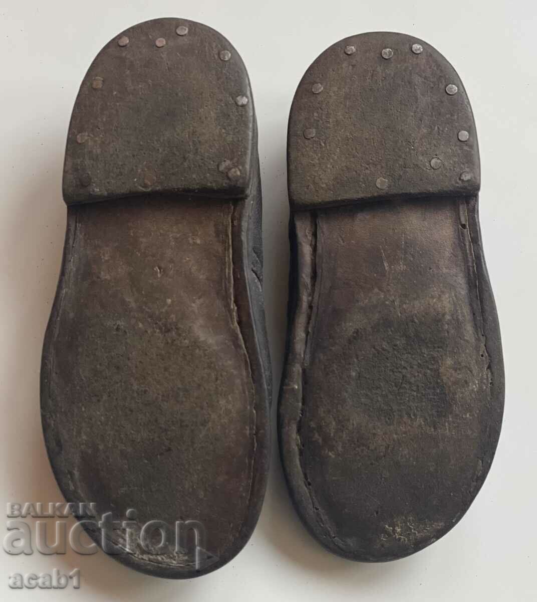 Δημοπρασία Παιδικά δερμάτινα παπούτσια από τη δεκαετία του '20 Δημοπρασία Παιδικά δερμάτινα παπούτσια από τη δεκαετία του '20