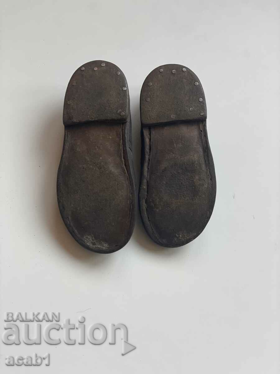 Παράδοση Παιδικά δερμάτινα παπούτσια από τη δεκαετία του '20 Παράδοση Παιδικά δερμάτινα παπούτσια από τη δεκαετία του '20