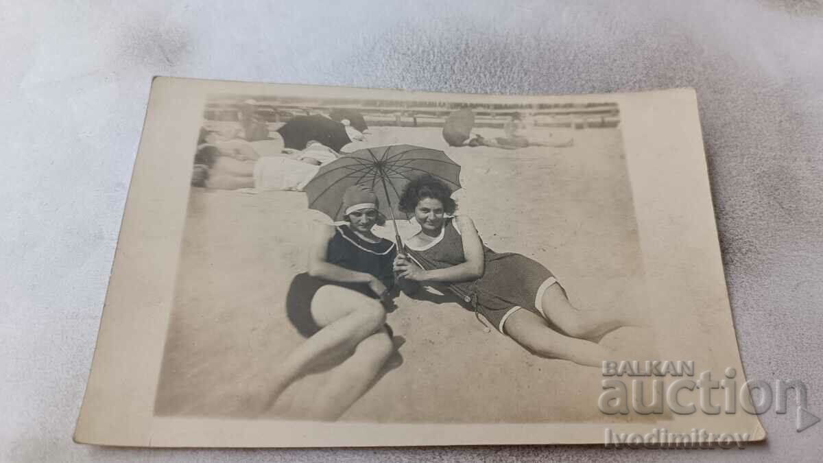 Φωτογραφία Δύο νεαρά κορίτσια με vintage μαγιό στην παραλία