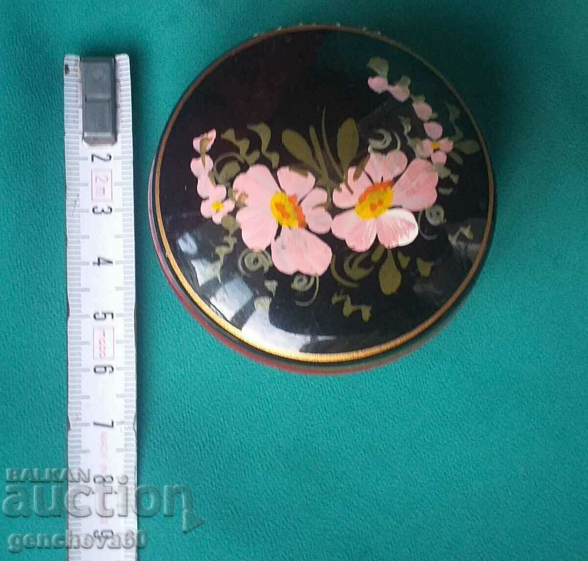 Porcelain jewelry box with floral motifs