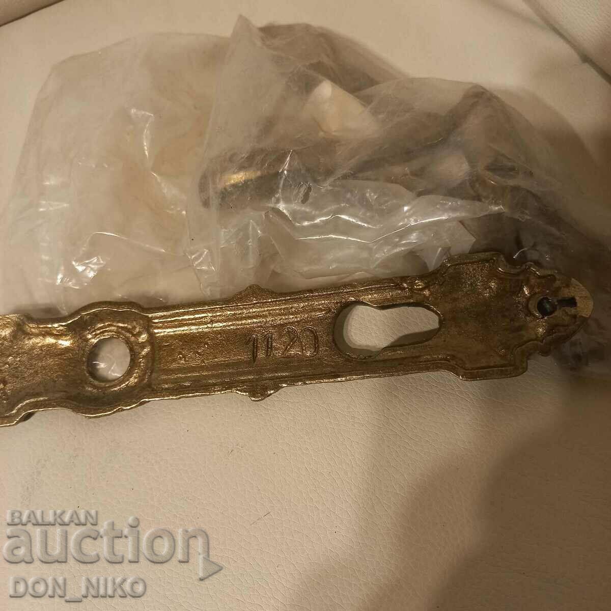 Auction  Old Bronze Shields-Unused-77/80