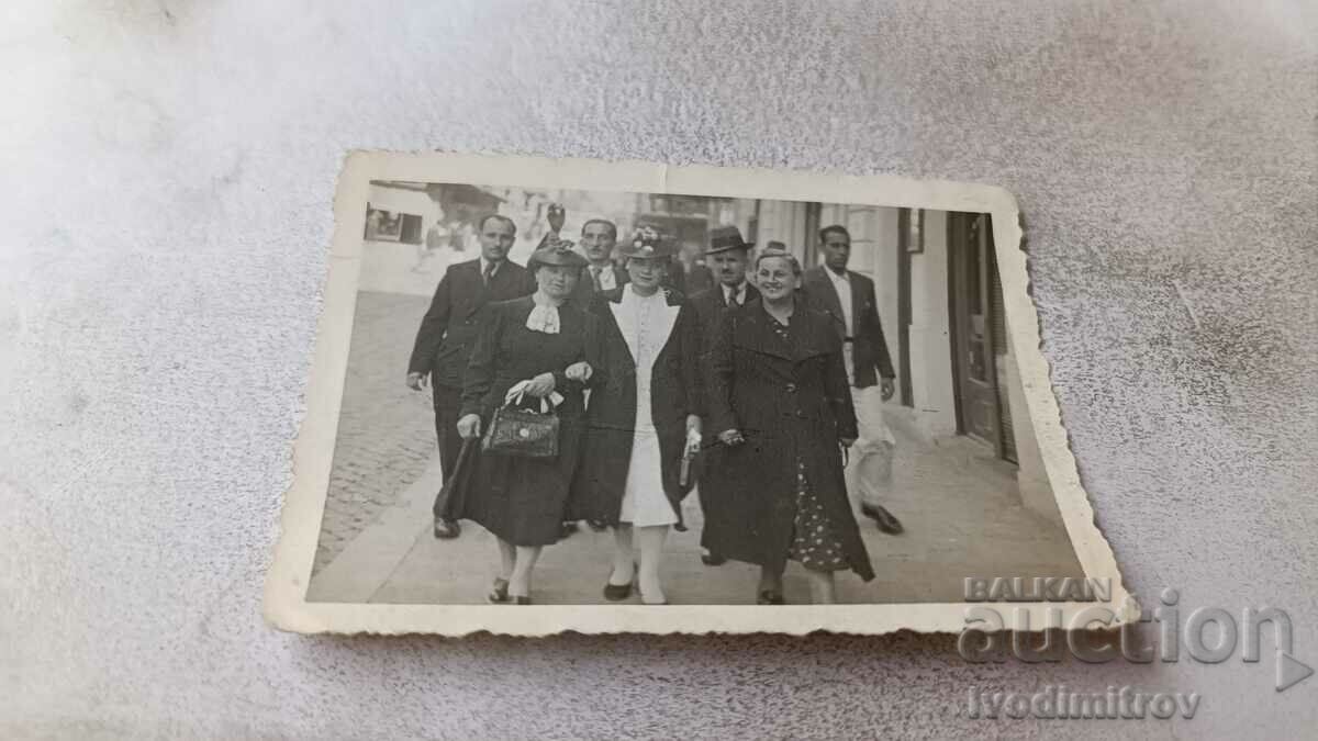 Снимка София Три жени и трима мъже на разходка