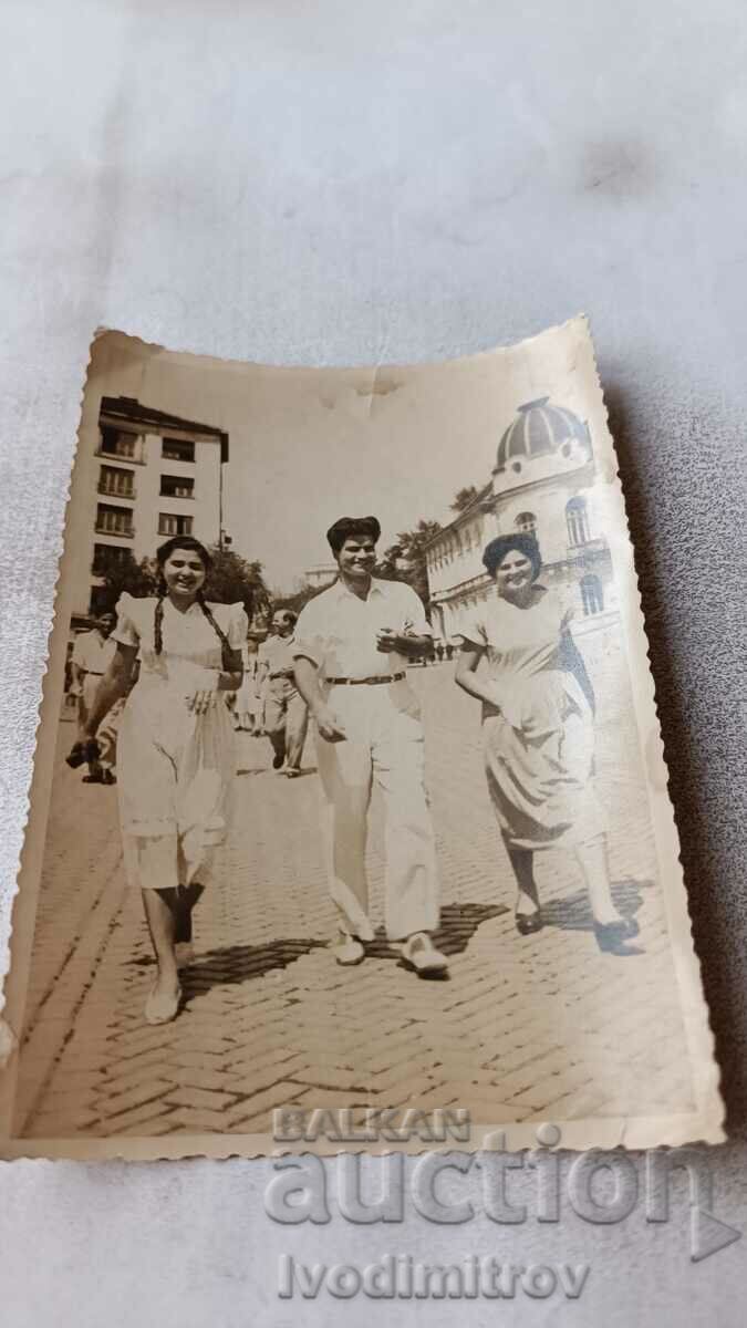 Φωτογραφία Σοφία Ένας άντρας, μια γυναίκα και ένα νεαρό κορίτσι σε μια βόλτα