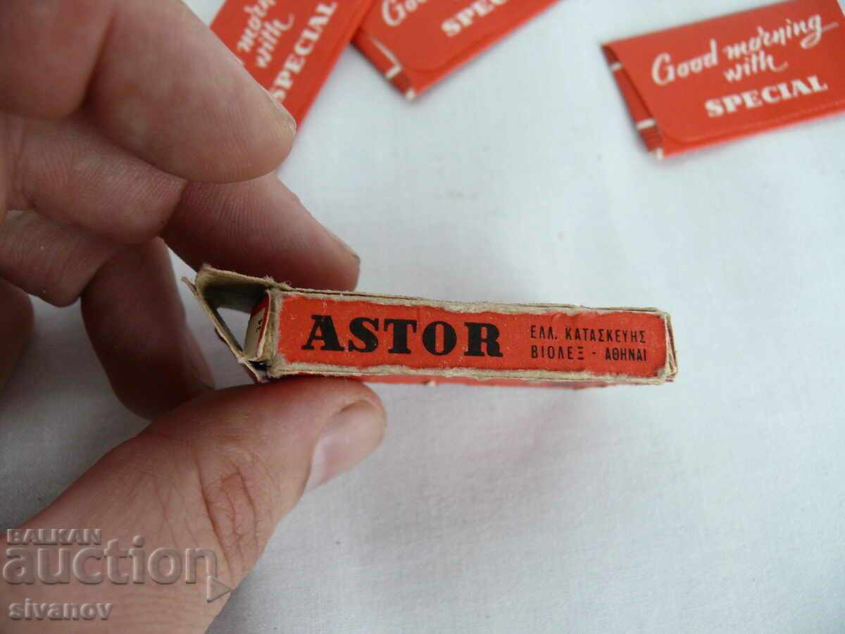 Auction  Interesting old Astor razors #2183