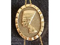 Nefertiti. Cercel broșă semn