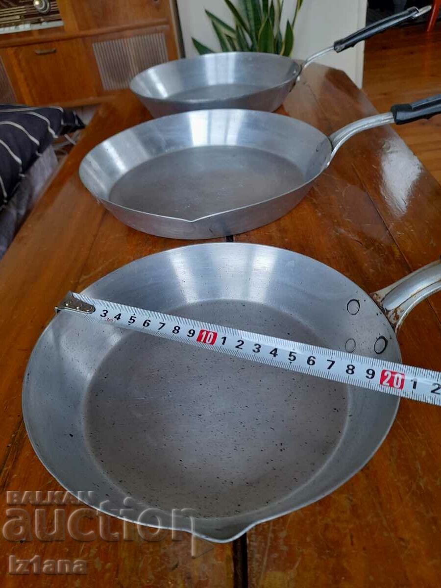 Tigaie veche de aluminiu, tigăi cu preț 55.00 BGN | € 28.12 Tigaie veche de aluminiu, tigăi cu preț 55.00 BGN | € 28.12