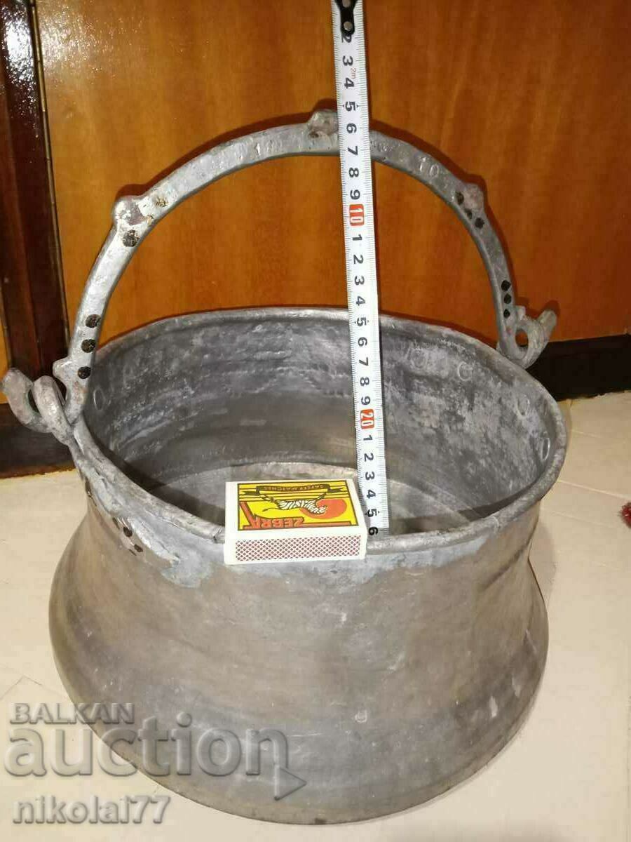 Auction  100 year old large copper copper kettle 2.2kg. ornamentation