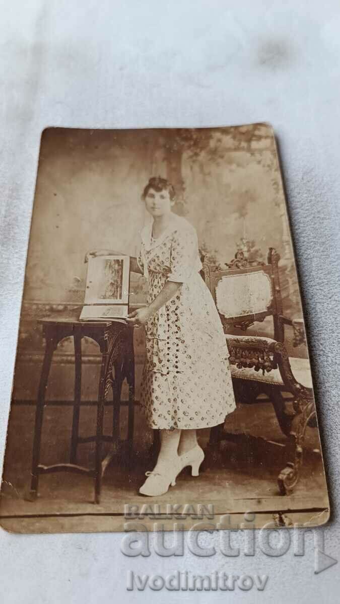 Foto Rousse Fată tânără într-o rochie albă 1920