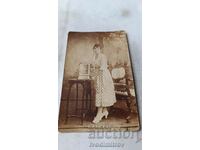 Foto Rousse Fată tânără într-o rochie albă 1920