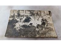 Fotografie Ruse Bărbați, femei și copii la un picnic în parc 1931