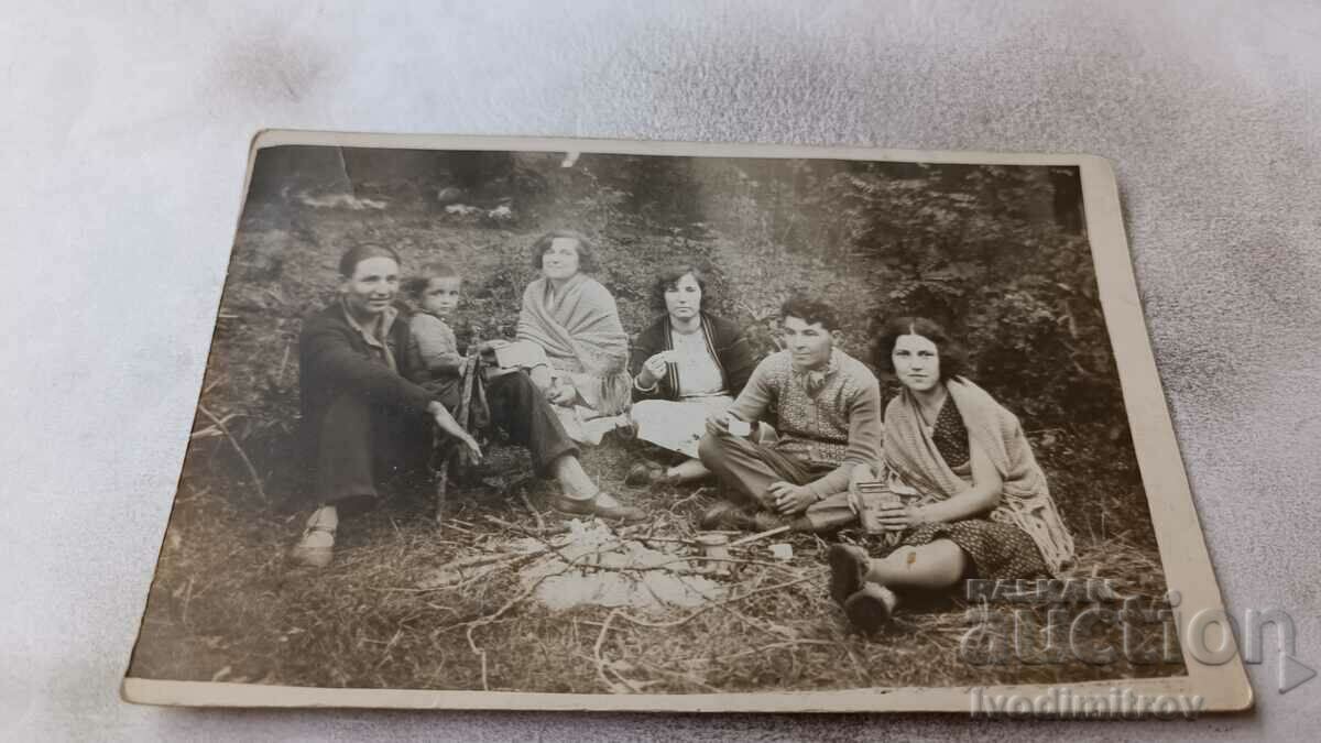 Photo Rousse Men, women and a boy on a picnic in the park